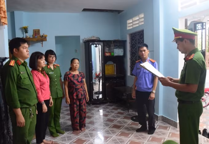 Cơ quan CSĐT Công an tỉnh Thừa Thiên Huế đọc lệnh khởi tố bị can và ra lệnh cấm đi khỏi nơi cư trú đối với Trần Thị Thu.