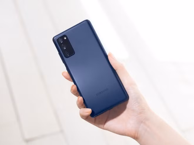 S20 FE cũng được trang bị camera 32MP ở mặt trước để chụp ảnh selfie và gọi video, hỗ trợ pixel binning, thay vì chỉ có camera selfie 10MP giống như S20 tiêu chuẩn. Ảnh: internet.