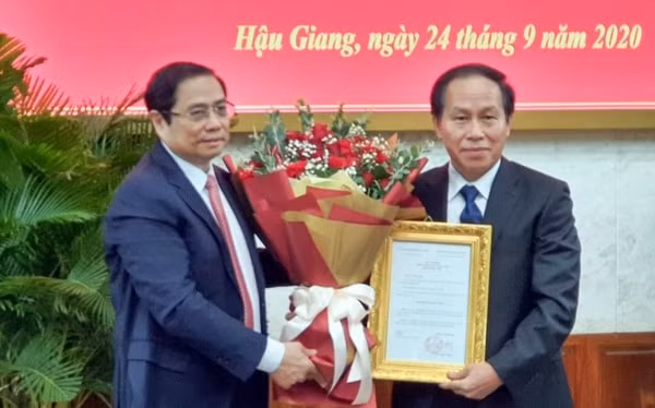 Ông Phạm Minh Chính, Ủy viên Bộ Chính trị, Bí thư Trung ương Đảng, Trưởng Ban Tổ chức Trung ương trao Quyết định của Bộ Chính trị cho ông Lê Tiến Châu