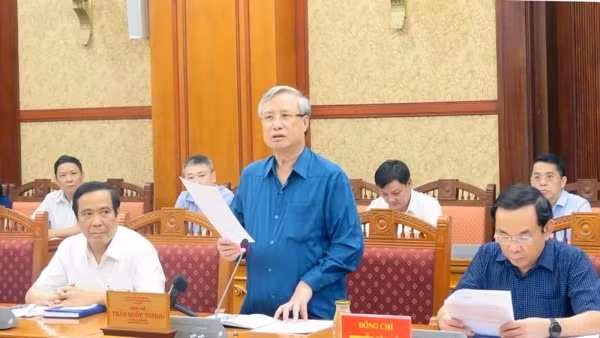 Thường trực Ban Bí thư Trần Quốc Vượng, Trưởng Tiểu ban phát biểu tại phiên họp