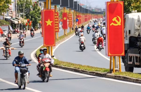 Thành phố Vĩnh Long rực rỡ cờ hoa chào mừng Đại hội Đảng bộ tỉnh. Ảnh: Báo Vĩnh Long