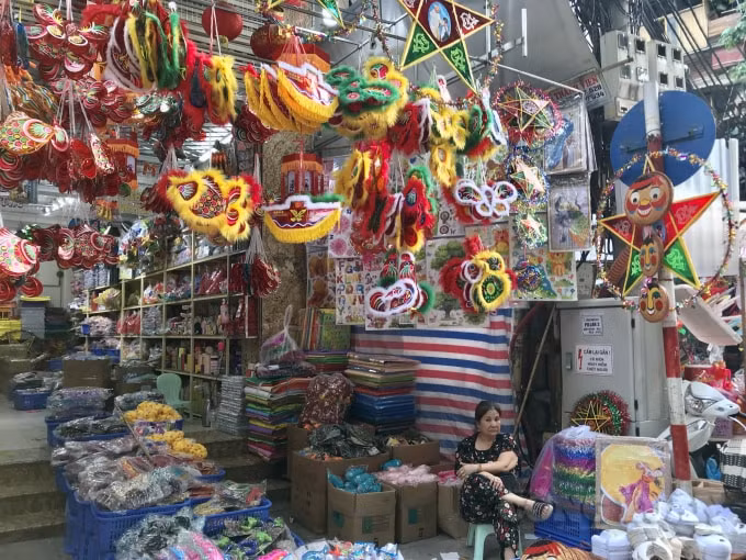 Một chủ cửa hàng đang ngồi chờ khách đến mua