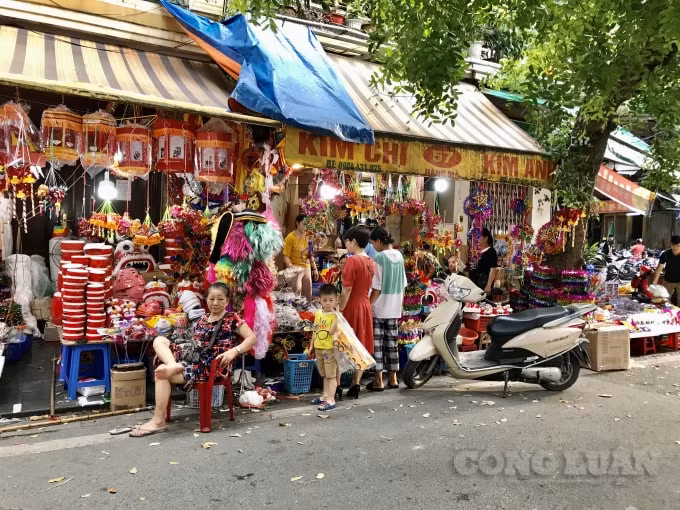 Đồ chơi Trung thu được bày bán khá phong phú, đa dạng với nhiều mặt hàng truyền thống như: đèn ông sao, trống, đèn lồng, mặt nạ, đầu sư tử,...