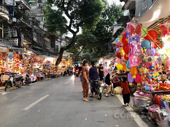 Nhiều phụ huynh đưa con nhỏ đến phố Hàng Mã vui chơi và chụp ảnh