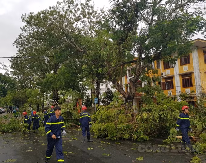 Huy động toàn thể cán bộ chiến sĩ ra đường chung tay dọn dẹp, tổng vệ sinh đường phố TP Huế.