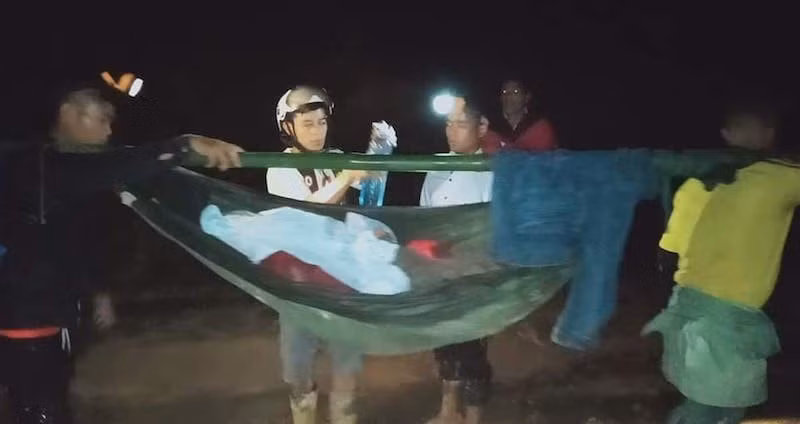 Hình ảnh 16 người thay nhau khiêng cô gái vượt gần 40 km đến Trung tâm Y tế huyện Tây Giang cấp cứu. Ảnh: internet.