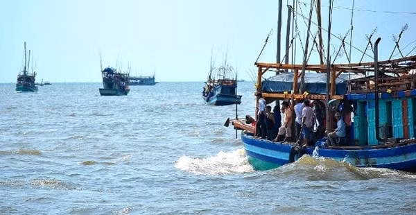 Tình trạng tàu cá Việt Nam khai thác hải sản ở vùng biển nước ngoài vẫn xảy ra. Ảnh minh họa