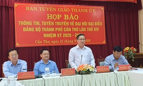Ông Trần Việt Trường, Trưởng Ban tuyên giáo Thành uỷ Cần Thơ thông tin tại buổi họp báo