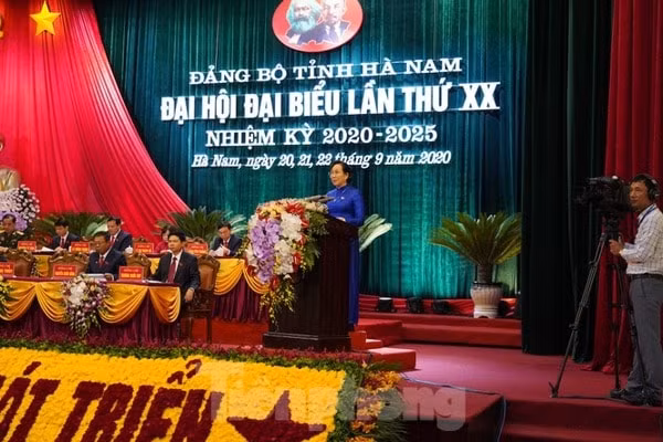 Bí thư Tỉnh uỷ Hà Nam Lê Thị Thuỷ đọc diễn văn khai mạc Đại hội. Ảnh: TPO