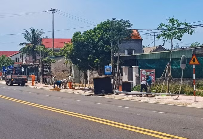 Một số vị trí cột đèn đã xây dựng đang chạm vào ĐZ hạ thế nguy cơ mất an toàn rất cao