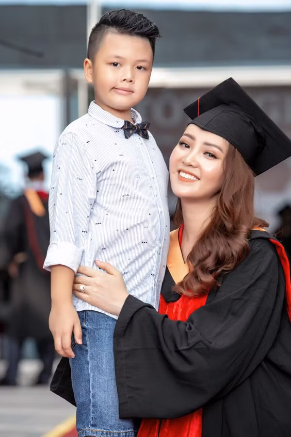 Thi thoảng Thụy Vân chia sẻ hình ảnh hạnh phúc rạng rỡ bên con trai của mình.