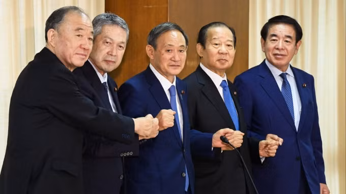 Nội các Nhật Bản dưới sự điều hành của tân thủ tướng Yoshihide Suga sẵn tiếp tục chính sách ngoại giao của Shinzo Abe - Ảnh: Arisa Moriyama