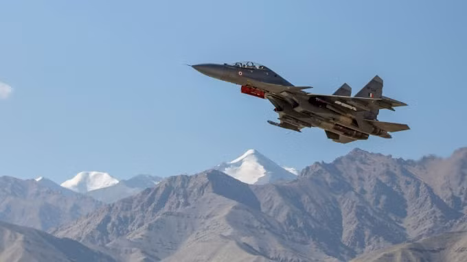 Một chiến đấu cơ Ấn Độ bay tuần tra ở khu vực Ladakh - Ảnh: Reuters
