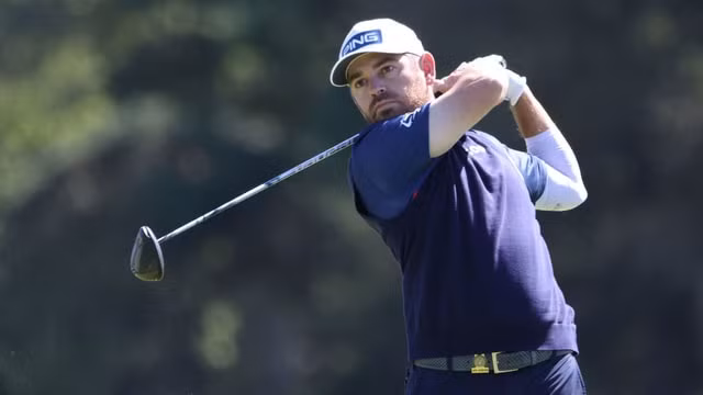 Louis Oosthuizen là 1 trong 3 tay golf còn giữ được thành tích gậy âm sau 3 vòng thi đấu. Ảnh: internet.