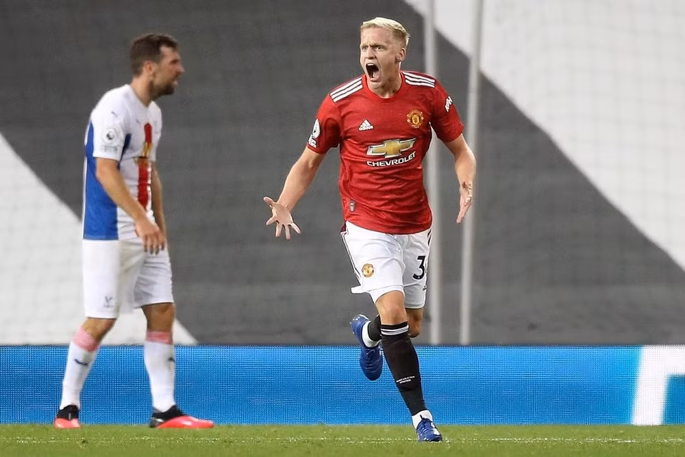 Tiền vệ Van de Beek ghi bàn ngay trong trận ra mắt MU. Ảnh: internet.