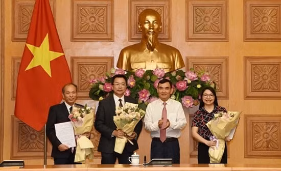 Phó Chủ nhiệm Văn phòng Chính phủ Nguyễn Xuân Thành trao quyết định cho các cán bộ được bổ nhiệm chức vụ mới