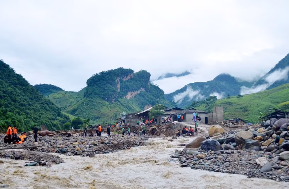 Bức ảnh cơn lũ lịch sử quét qua huyện Mường La (Sơn La) năm 2018.