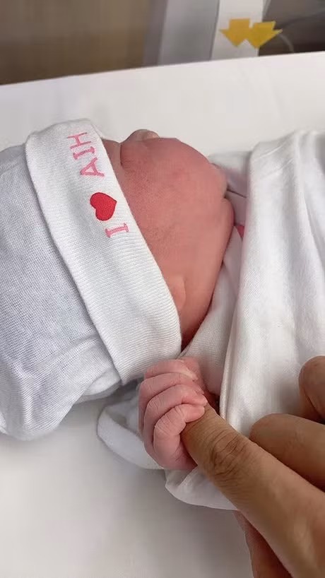 Tên con gái ở nhà là Lana.
