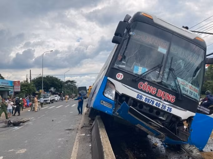 Đầu chiếc xe khách vỡ nát, kính văng tung tóe.