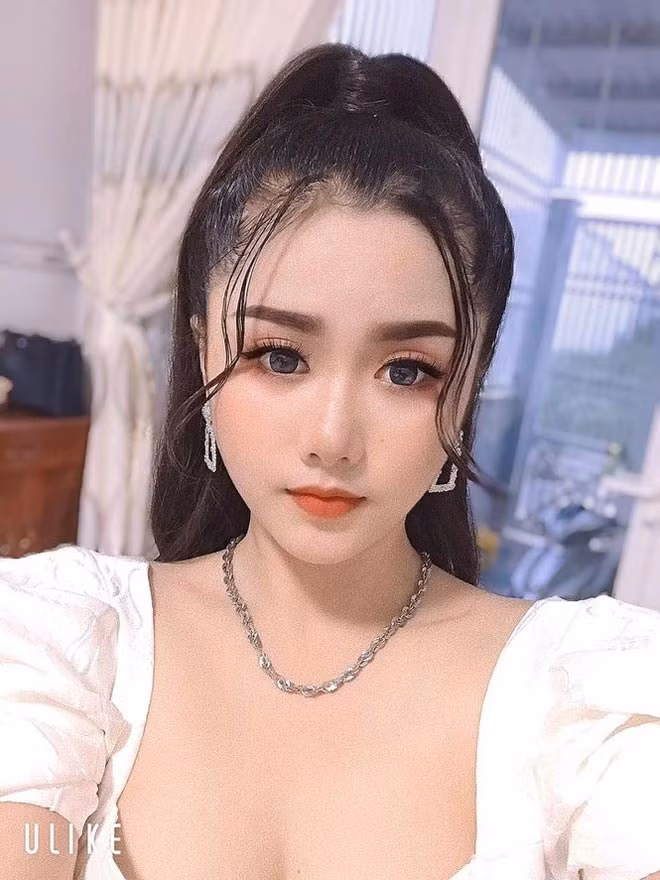 Khác với vẻ ngoài mạnh mẽ cá tính trên sàn đấu, ngoài đời Đỗ Như Quỳnh trông lộng lẫy và đẹp sắc sảo.