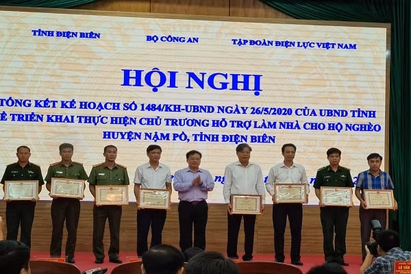 Ông Lê Minh Tuấn – Phó tổng Giám đốc Tổng Công ty Điện lực miền Bắc và ông Trần Đức Dũng - Giám đốc Công ty Điện lực Điện Biên nhận Bằng Khen của UBND tỉnh Điện Biên.