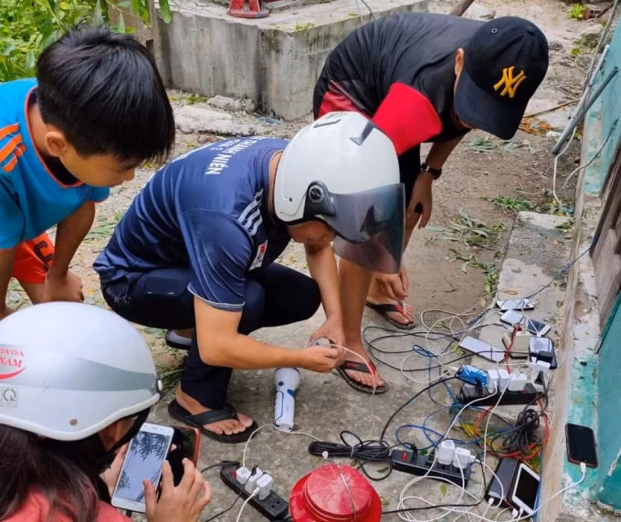 : Ước tính đã có khoảng 1500 người đến các điểm”sạc điện thoại miễn phí” trong 3 ngày (ảnh TL).