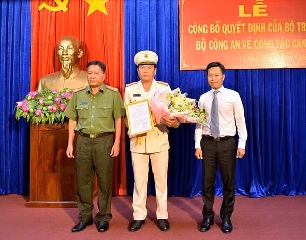 Thượng tá Hồ Việt Triều (giữa) được bổ nhiệm làm Phó Giám đốc Công an tỉnh Cà Mau