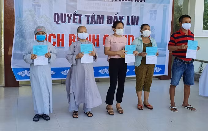 "Bệnh nhân 549" (trái) khi được công bố khỏi Covid-19 ngày 18/8. Ảnh: Đắc Thành.
