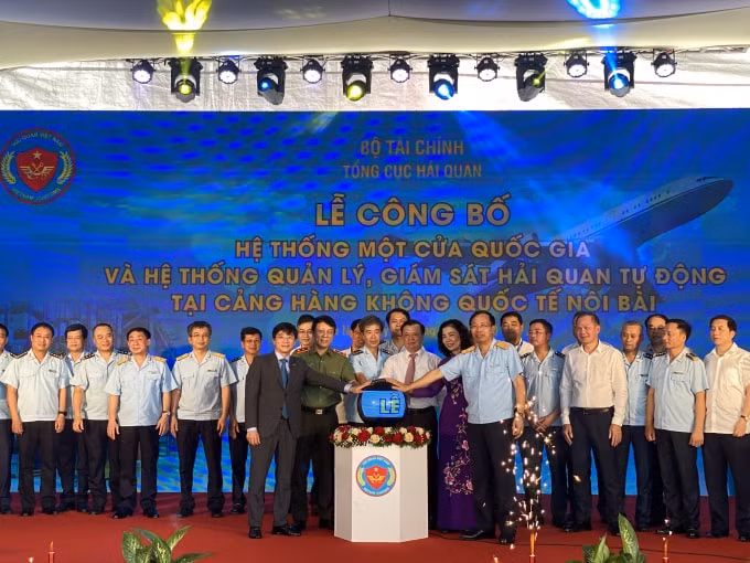 Đại diện Bộ Tài chính, Tổng cục Hải quan và các đơn vị có liên quan bấm nút khai trương hệ thống. Ảnh: Dương Lâm