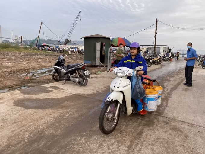 Các tiểu thương khi mua được hải sản sẽ tiếp tục đi phân phối cho các nhà hàng tại TP Hạ Long. Ảnh: Dương Lâm