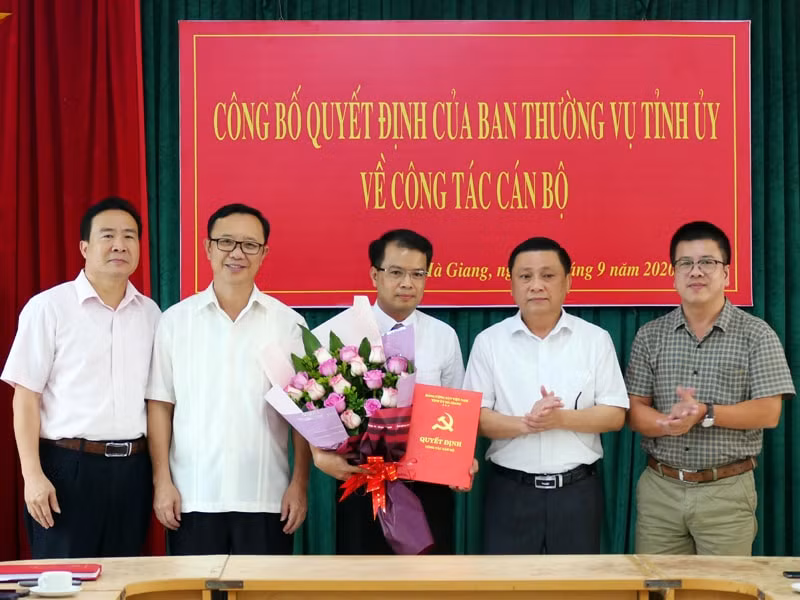 Lãnh đạo tỉnh Hà Giang trao Quyết định, tặng hoa chúc mừng đồng chí Mai Ngọc Quỳnh, Phó Tổng biên tập Báo Hà Giang.