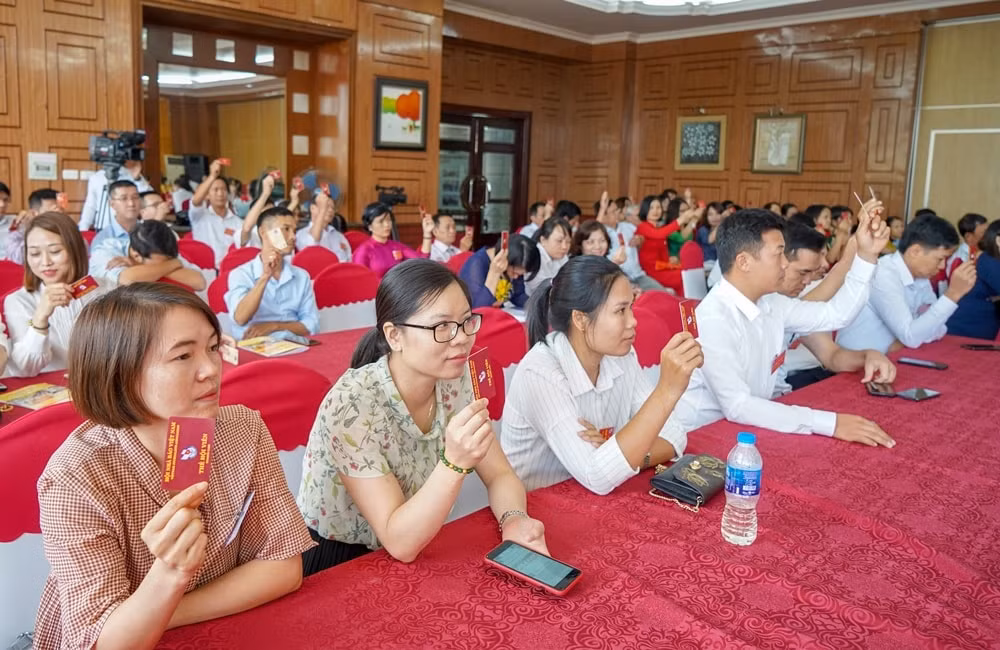 Các đại biểu biểu quyết thông qua nhân sự BCH khoá mới.