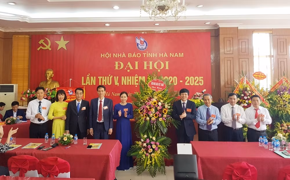 Các đại biểu tặng hoa chúc mừng Ban Chấp hành Hội Nhà báo tỉnh Hà Nam nhiệm kỳ 2020 - 2025.
