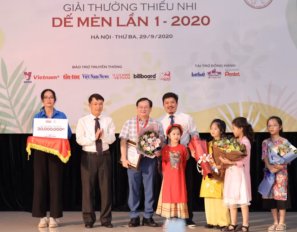 Ủy viên Trung ương Đảng, Tổng Giám đốc Thông tấn xã Nguyễn Đức Lợi trao Giải 
