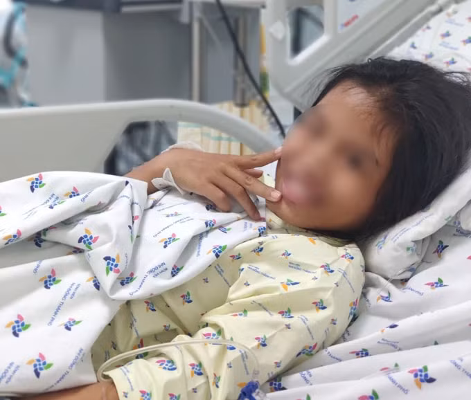 Hiện tại sau gần 1 tuần điều trị, thải độc và kiềm hóa nước tiểu, bé Q. đã tỉnh táo, cai máy thở, bác sĩ tiếp tục nâng đỡ tinh thần cho bé. (Ảnh Zing.vn)