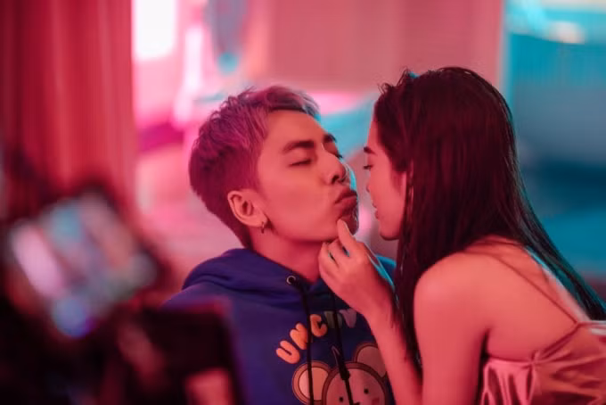 OSAD miêu tả nhiều góc tối trong mối quan hệ này.