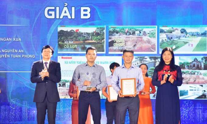 Đồng chí Hồ Quang Lợi - Phó Chủ tịch Hội Nhà báo Việt Nam và Chủ tịch Ủy ban MTTQ Việt Nam TP Hà Nội Nguyễn Lan Hương trao Giải B Giải báo chí về Phát triển văn hóa và xây dựng người Hà Nội thanh lịch, văn minh cho tác phẩm 