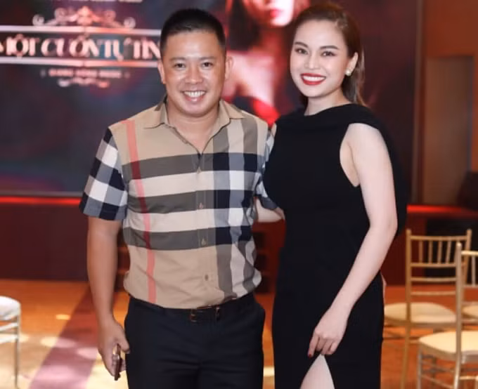 Ca sĩ Giang Hồng Ngọc trong vòng tay 
