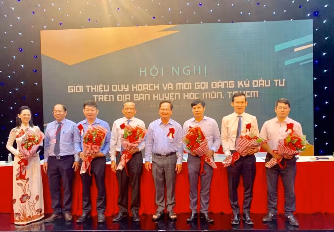 Bí thư và Chủ tịch UBND huyện Hóc Môn tặng hoa lãnh đạo các Sở ngành, Hiệp hội BĐS đã tham gia đối thoại với các nhà đầu tư tại Hội nghị