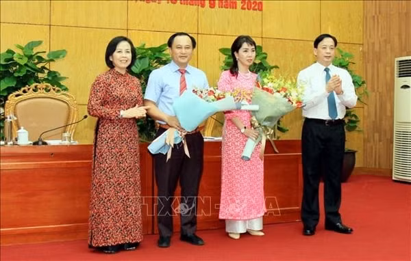 Lãnh đạo HĐND tỉnh Lạng Sơn tặng hoa hai tân Phó Chủ tịch UBND tỉnh. Ảnh: TTXVN