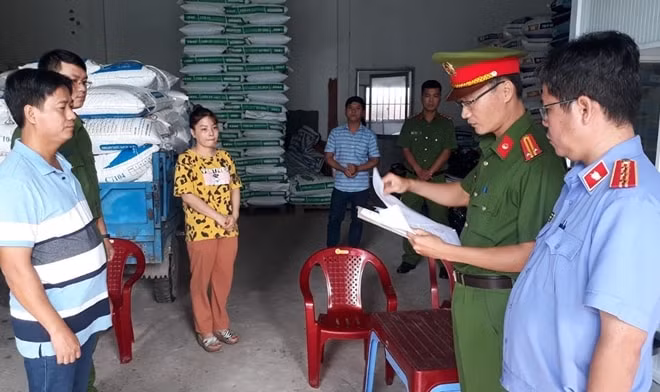 Cơ quan Công an đọc lệnh bắt giữ Nguyễn Trung Thành.