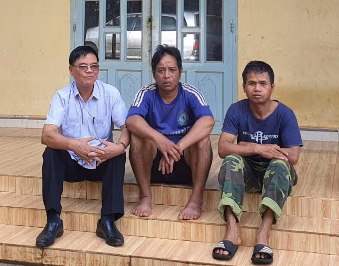 Những người Mơ nông bảo vệ rừng.