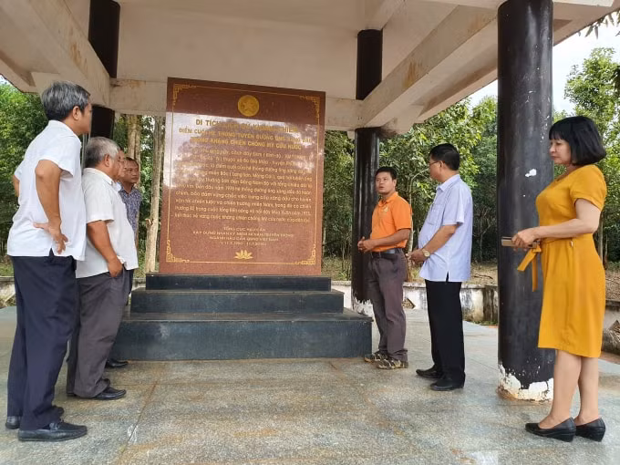 Bên bia di tích điểm cuối đường ống dẫn xăng dầu thời chống Mỹ.