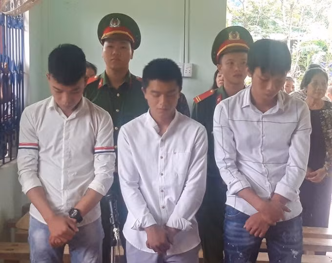 3 đối tượng tại phiên tòa. Ảnh C.T