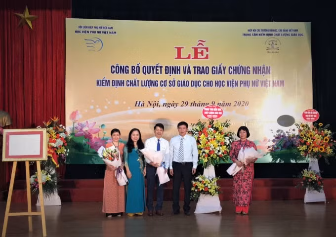 Đại diện Bộ GD-ĐT, Trung tâm kiểm định chất lượng giáo dục trao Giấy chứng nhận kiểm định chất lượng giáo dục cho Học viện Phụ nữ VN