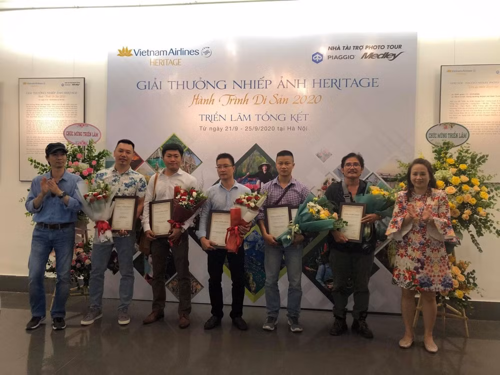 Ban tổ chức trao giải thưởng cho các tác giả đoạt giải.