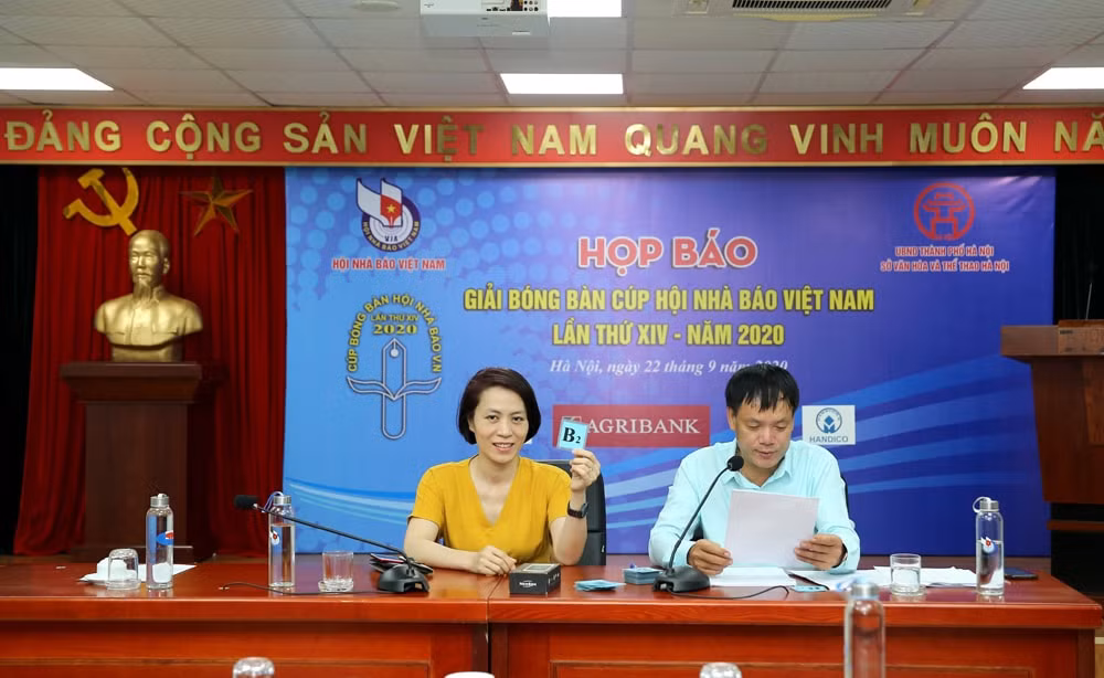 Ban tổ chức bốc thăm chia bảng. Ảnh: Sơn Hải