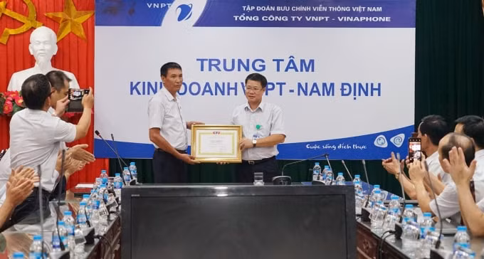 Ông Nguyễn Trường Giang - Quyền TGĐ VinaPhone trao tặng giấy khen của TCT cho anh Phạm Quang Thiện.