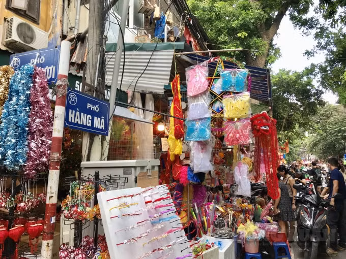 Các tuyến phố: Hàng Mã, Hàng Lược, Lương Văn Can,... rực rỡ sắc màu với nhiều đồ chơi được bày bán phục vụ Tết Trung thu 2020