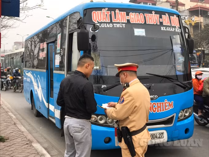 Lực lượng CSGT Thành phố Hà Nội đã xử lý 1.226 trường hợp xe khách vi phạm dừng đỗ đón trả khách sai quy định
